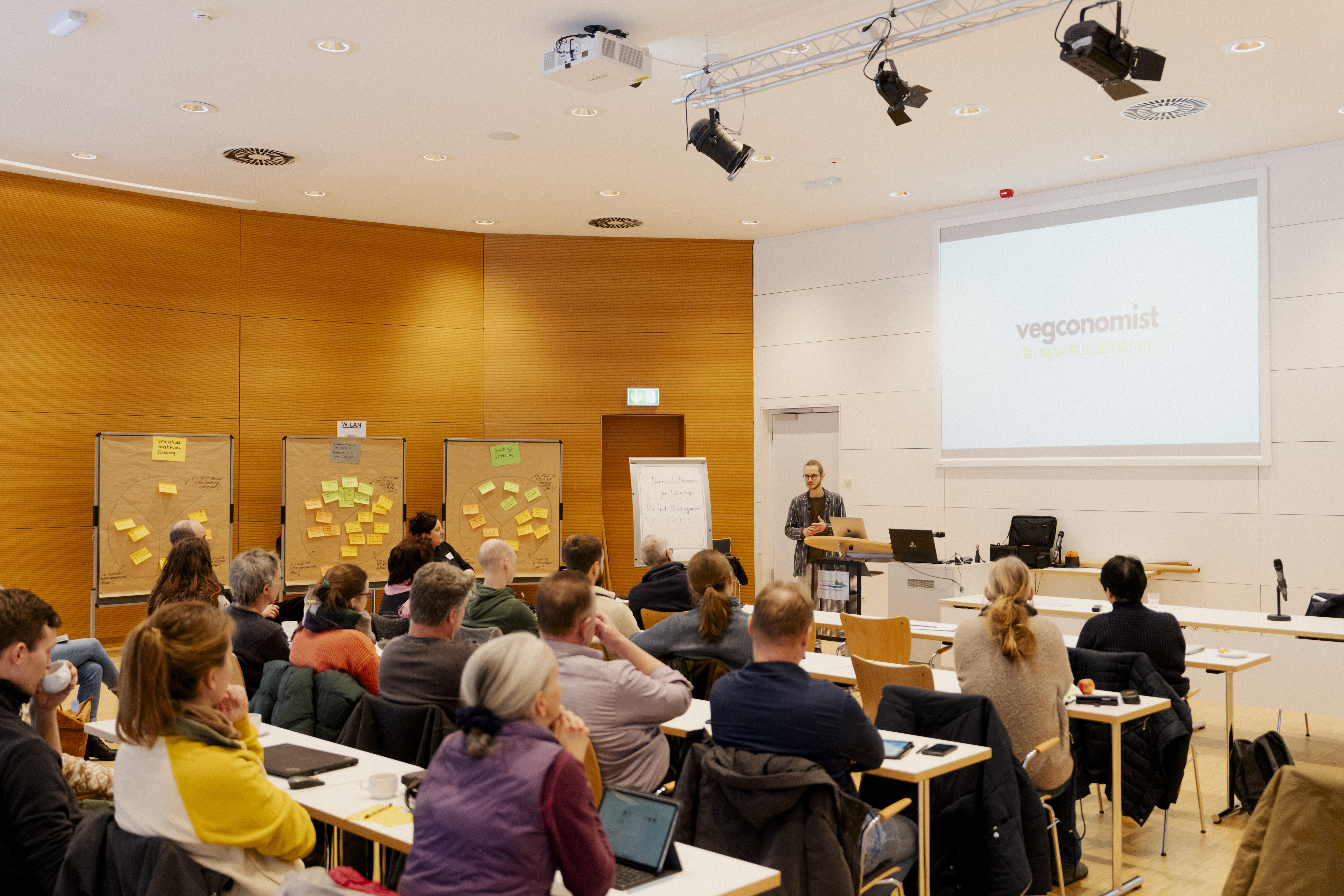 Workshop-Teilnehmer arbeiten gemeinsam an KI-Themen